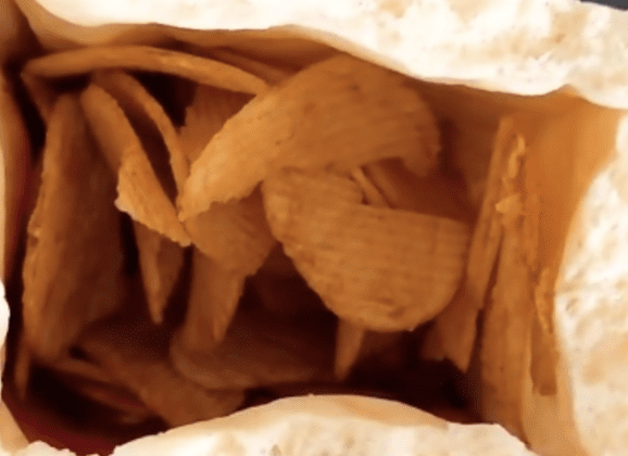 何の変哲もないポテチに違和感。しかしよく見ると…まさかの正体に「ヒッえぇ〜ッ」「天才すぎます」「最高」