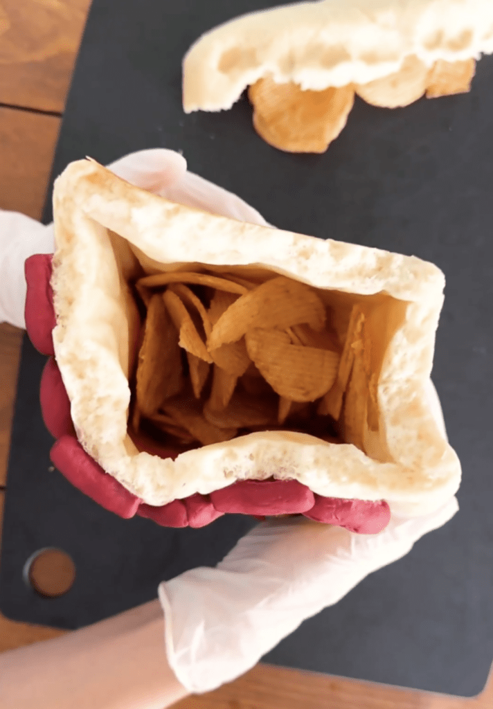 中には本物のポテトチップスが！（@konel_breadさんより提供）