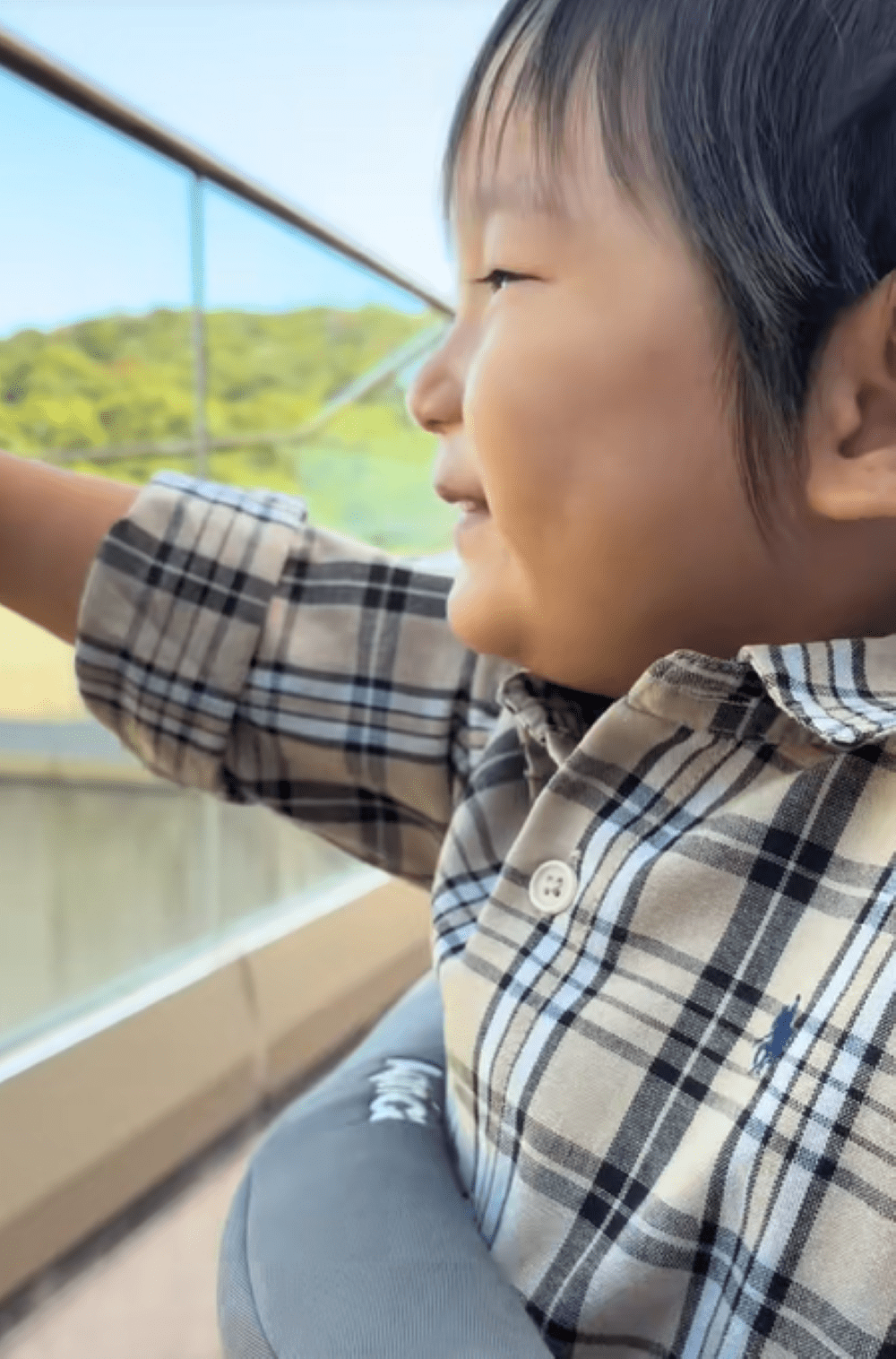 家族で動物園に行った2歳息子。しかし次の瞬間「ママ!」指差した先にいたモノに「大爆笑」「天才だろwwww」「やめなさいwww」