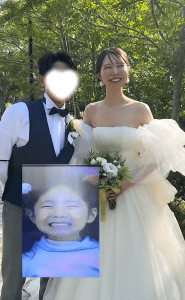 当時を再現する妹さん（＠bura__10さんより提供）