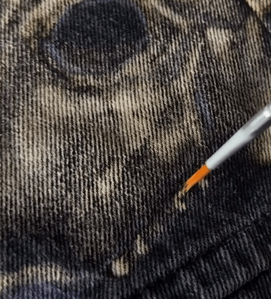 丁寧に脱色をする様子（＠heliconia06さんより提供）