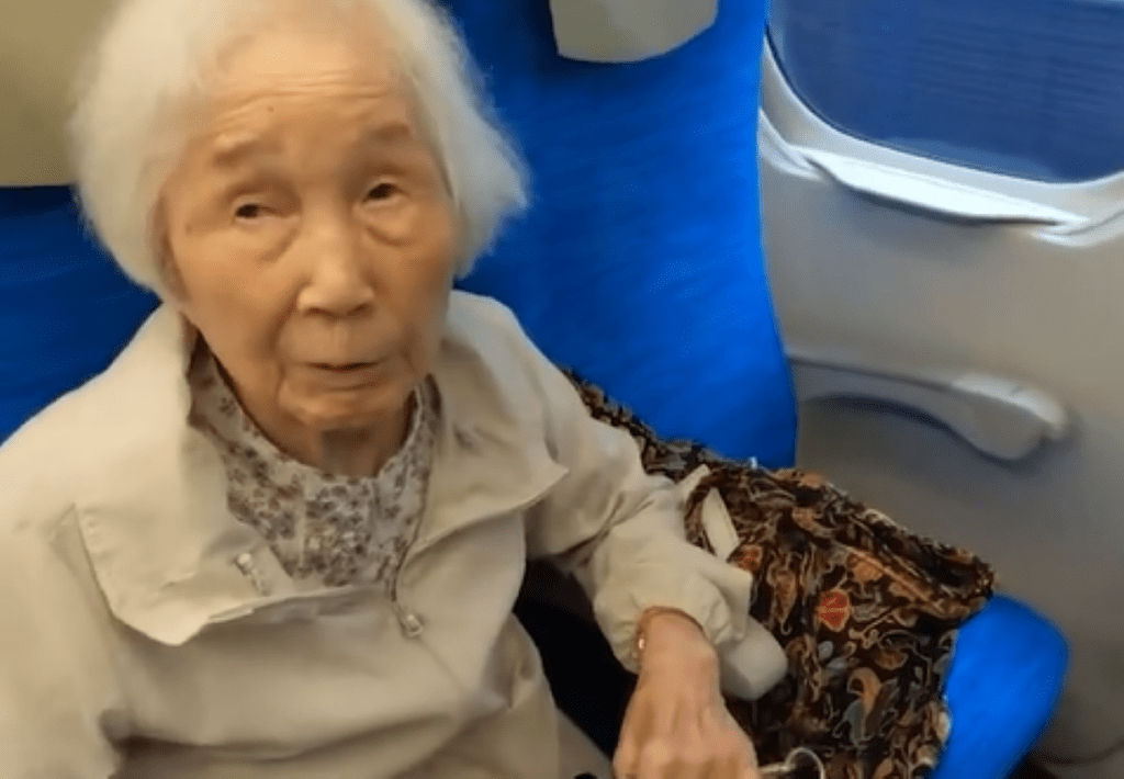 新幹線に乗車（＠age97grandmaさんより提供）