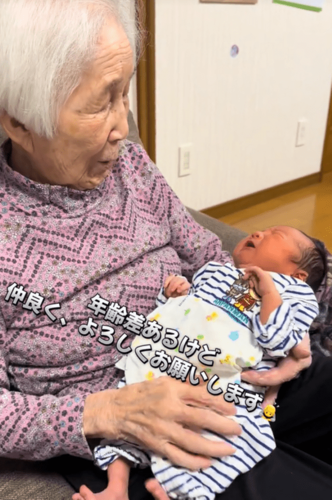 ひ孫さんとおばあちゃんの初対面（＠age97grandmaさんより提供）