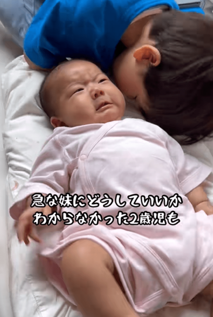 妹さんの誕生に戸惑うお兄ちゃん（＠hijifamさんより提供）