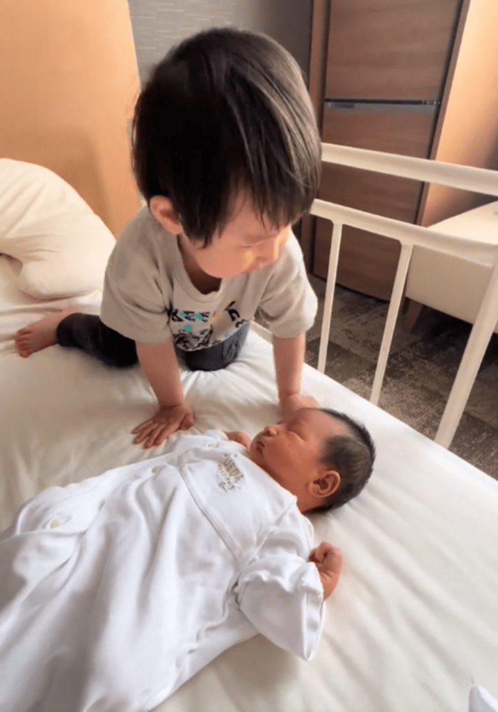 弟くんの顔をじっと見つめて…（@ta629826さんより提供）