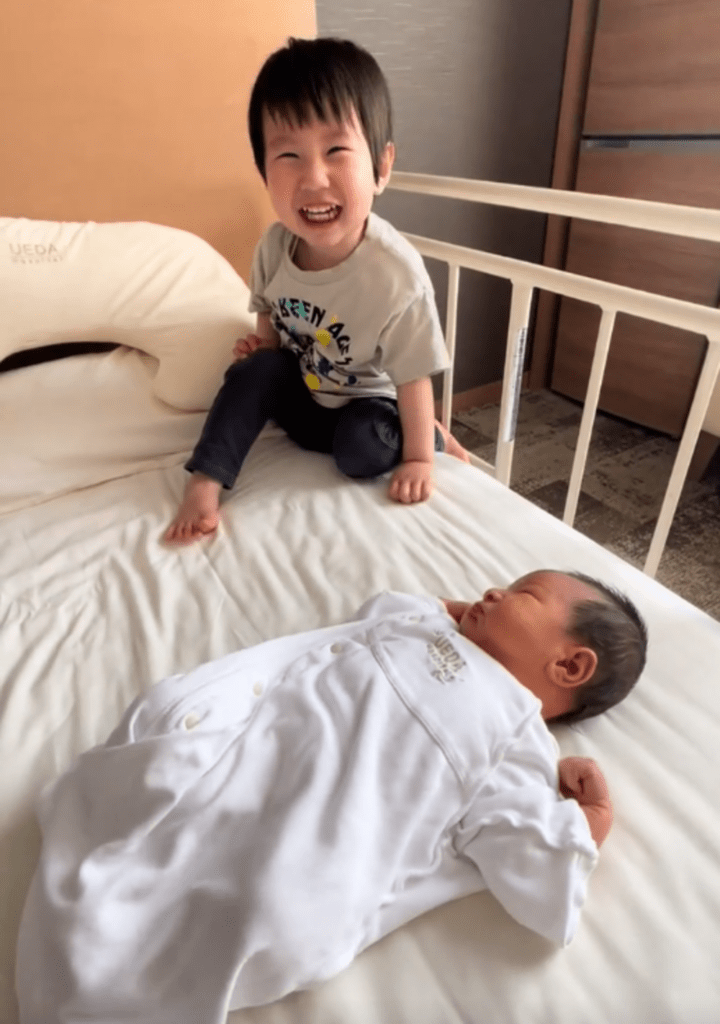 弟くんが生まれてうれしそう（@ta629826さんより提供）