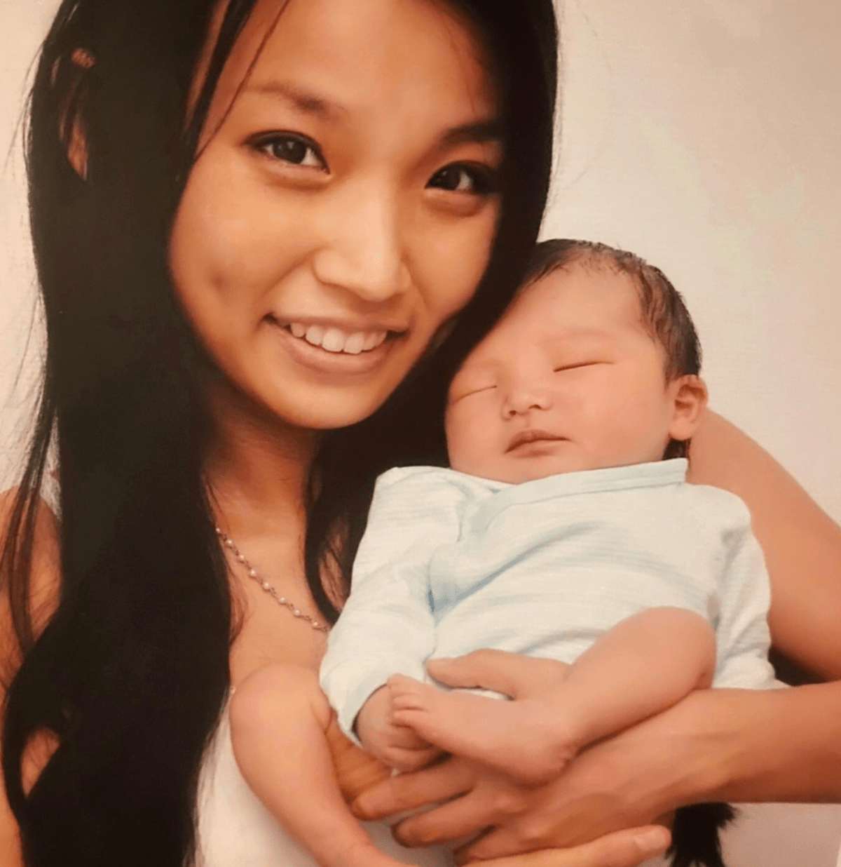 赤ちゃんを抱っこする美人なママさん→12年後の姿に「ママ可愛い」「見事なイケメン」