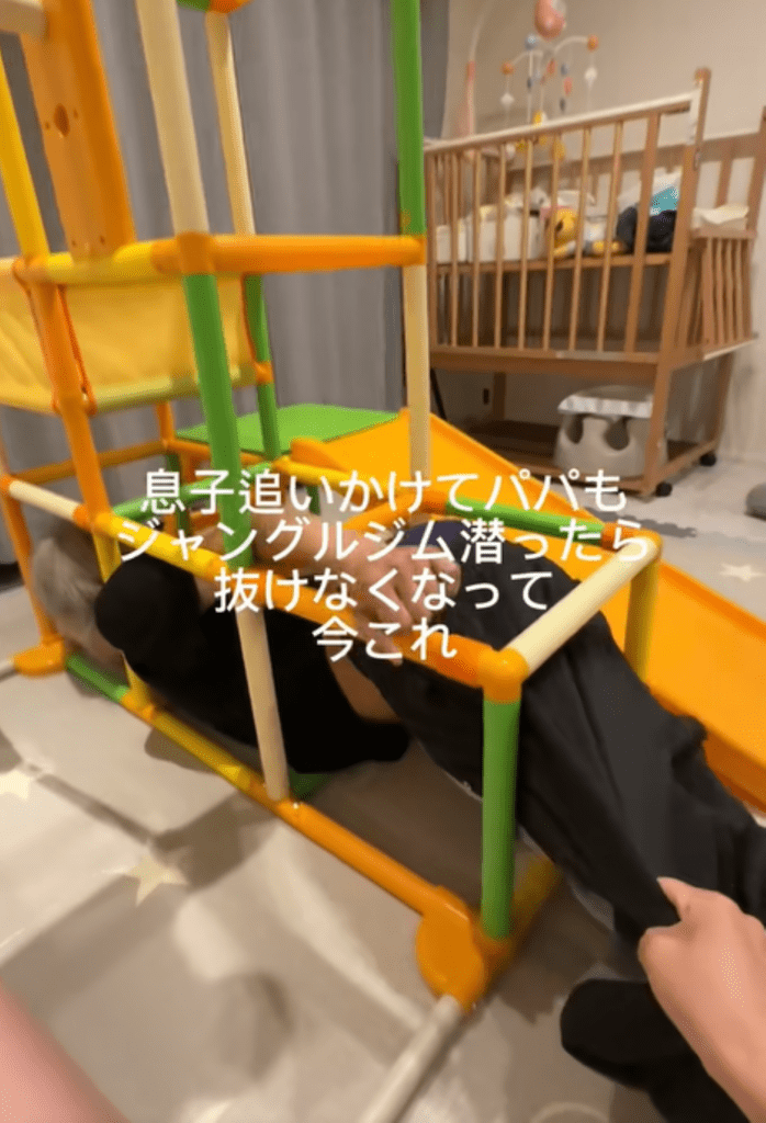 引っ張ろうとするママさん（＠umi_kotetsuさんより提供）