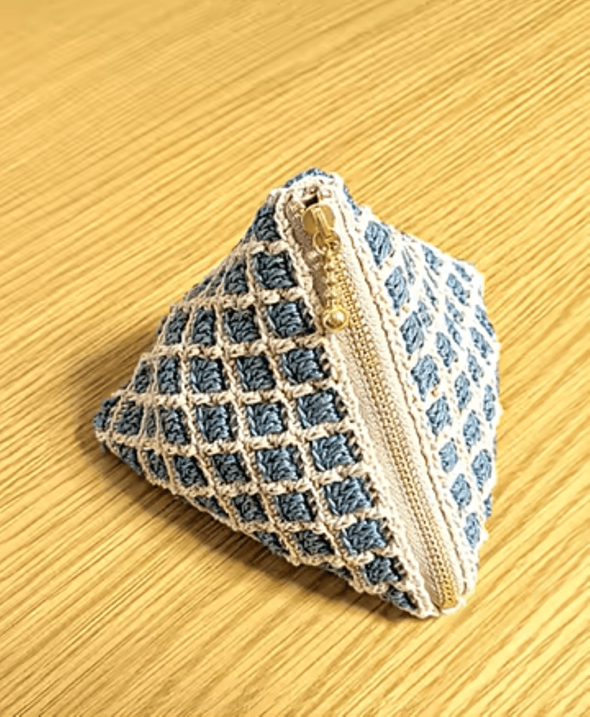 かぎ針編みで作った「テトラ型ポーチ」（＠ponko-amiさんより提供）