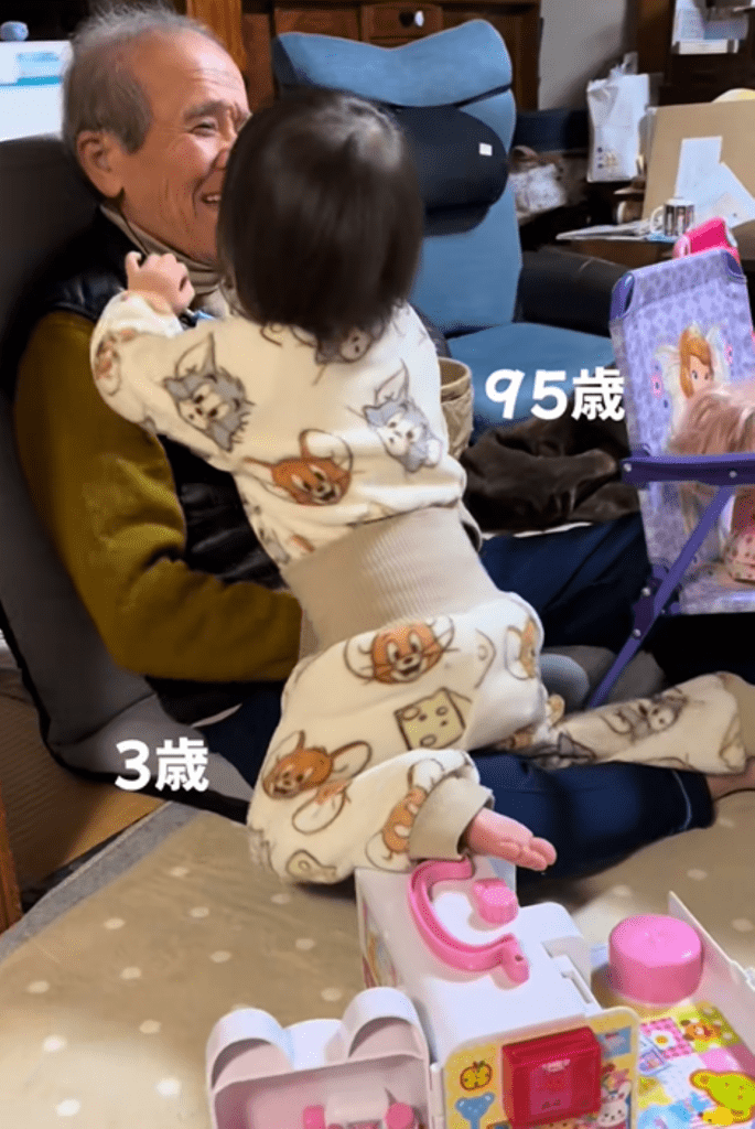 笑ってしまうじいじ（＠93otomodachi1さんより提供）