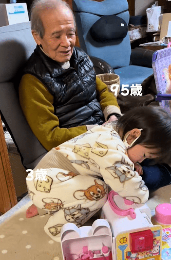 治療用具をガサゴソ…（＠93otomodachi1さんより提供）