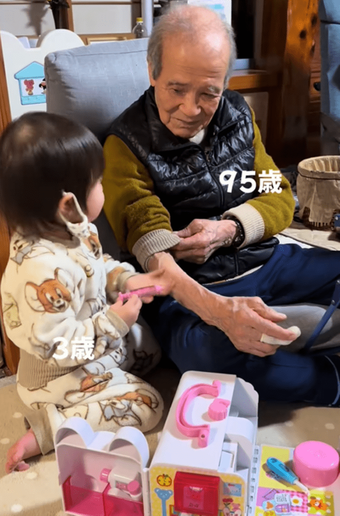 「頑張りましたね」と声をかける様子（＠93otomodachi1さんより提供）