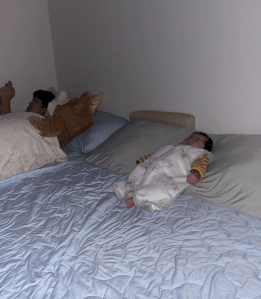 ダブルベッドを占領する妹ちゃん（＠zucchi021さんより提供）