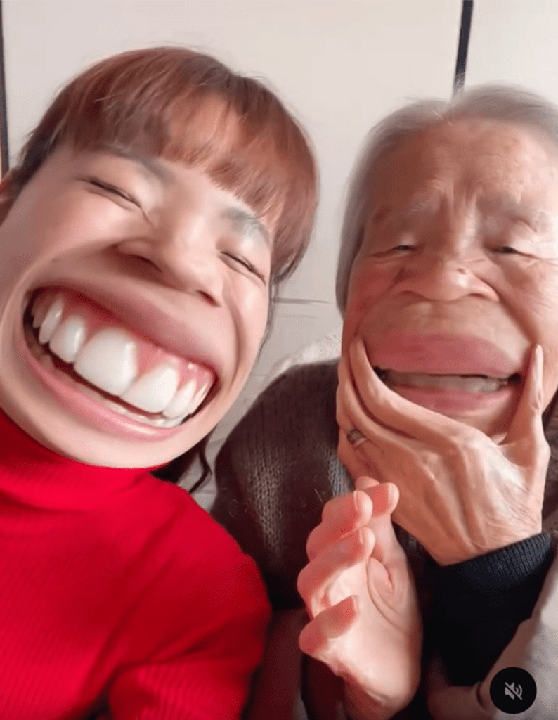 おばあちゃんと変顔アプリを満喫！（@yamn_skyさんより提供）