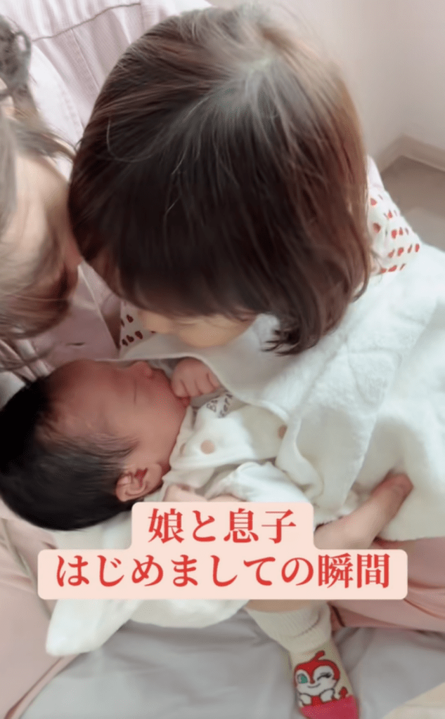 2人で匂いをクンクン（＠makkei104さんより提供）