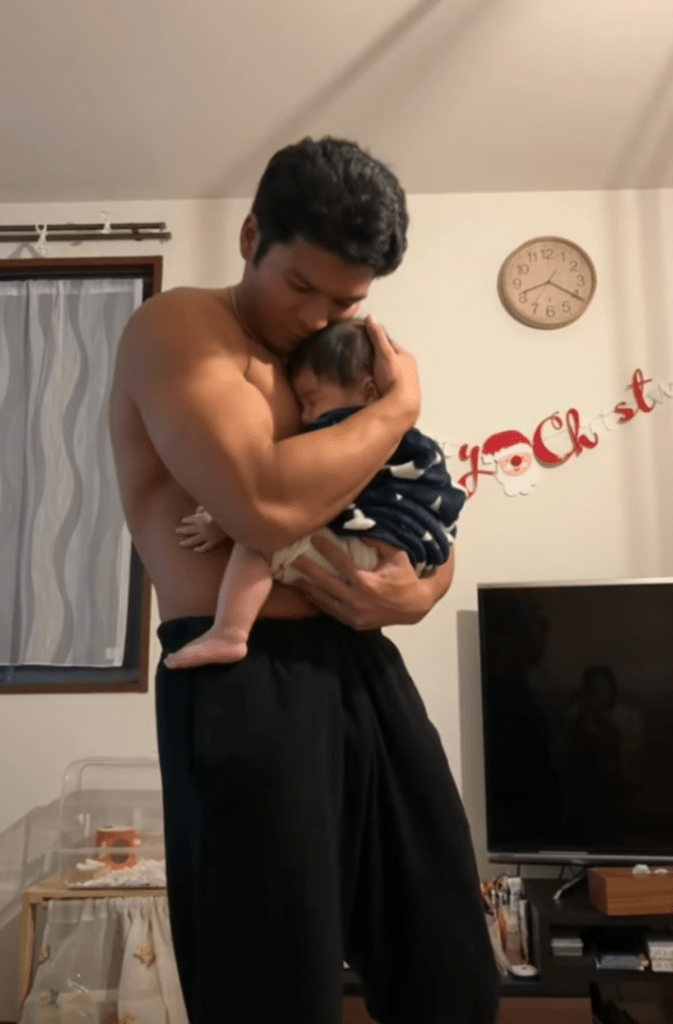 子どもを抱く姿もだいぶ変わりました（@linnn70さんより提供）