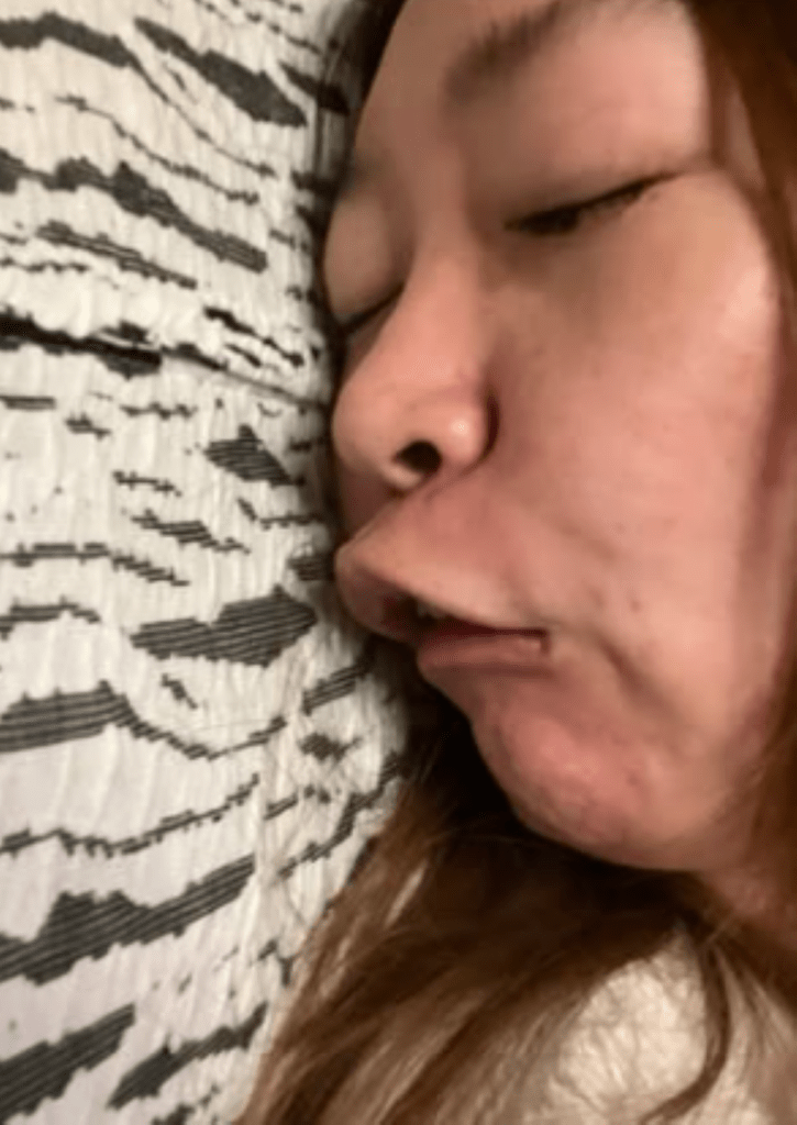 「鳥みたい」と言われた寝顔（＠princesshonpoさんより提供）