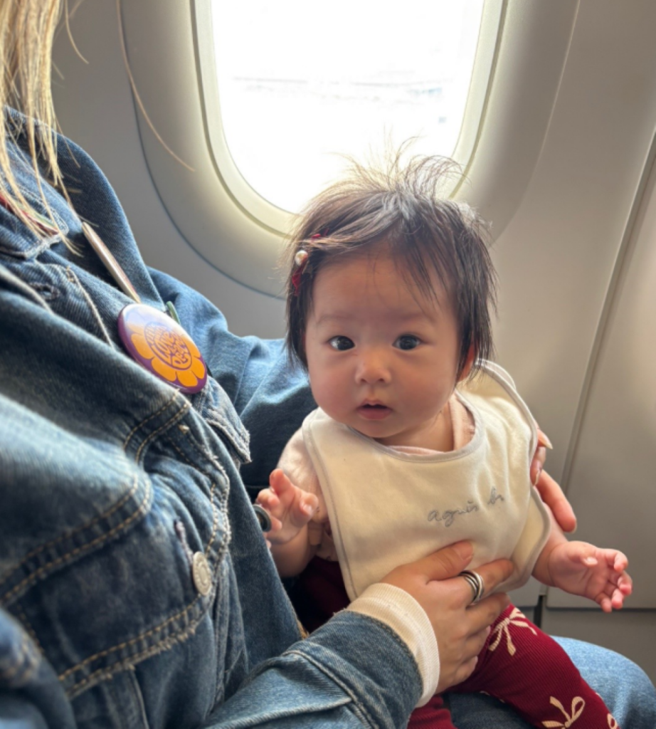 膝にちょこんと座る娘さん（＠user6day8crp3jさんより提供）