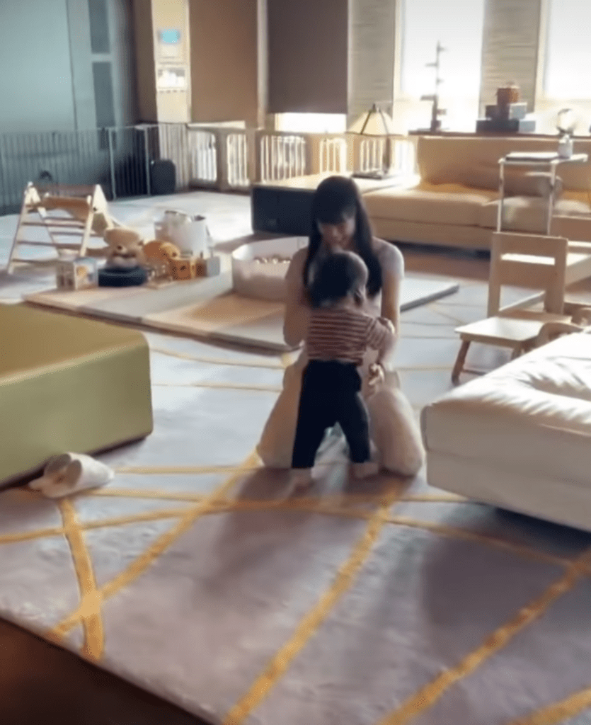 一目散にママさんのもとへ（@moontwins.0810さんより提供）