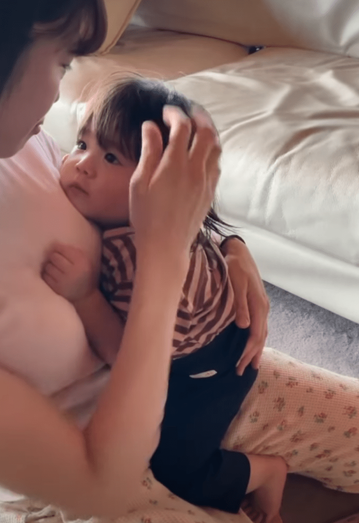 娘さんも安心した様子（@moontwins.0810さんより提供）