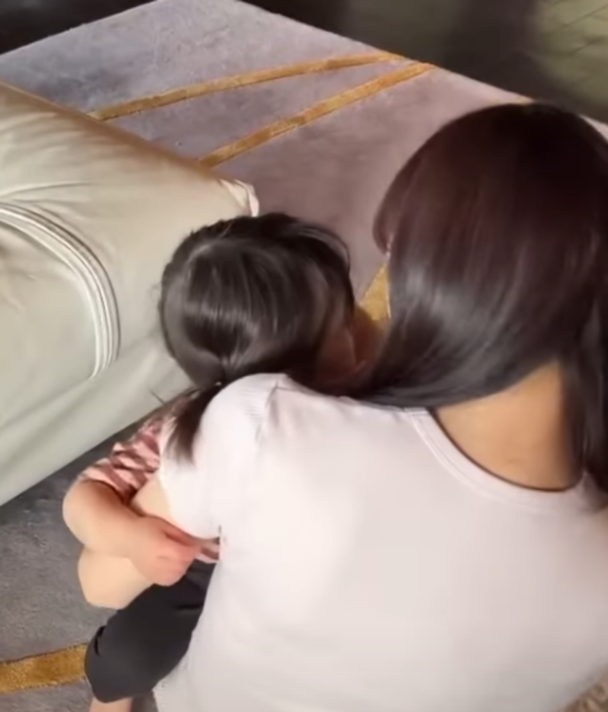 1週間ぶりのママさんの腕の中（@moontwins.0810さんより提供）