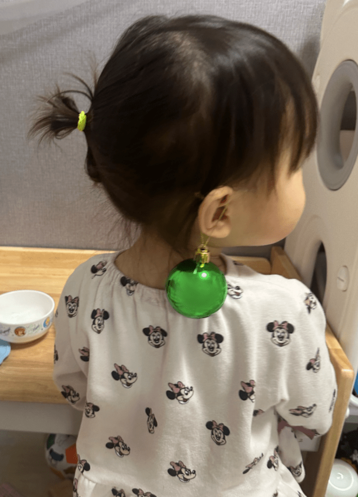 クリスマスツリーのオーナメントを…イヤリングの代わりに（@Baby_ts0818さんより提供）