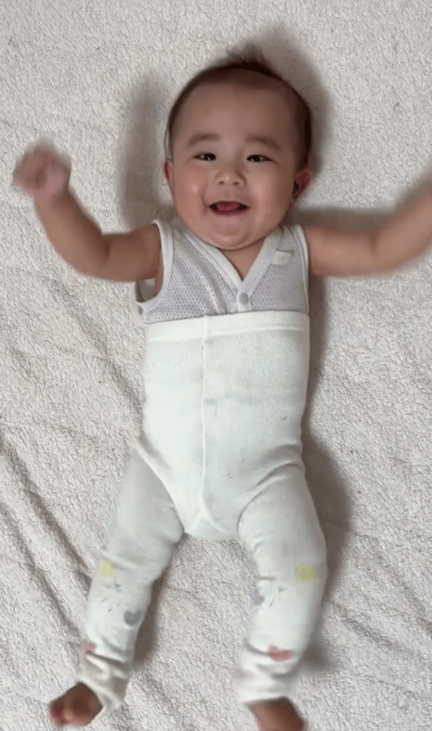 ハイウエストタイツになっている赤ちゃん（@_shu_toto_さんより提供）