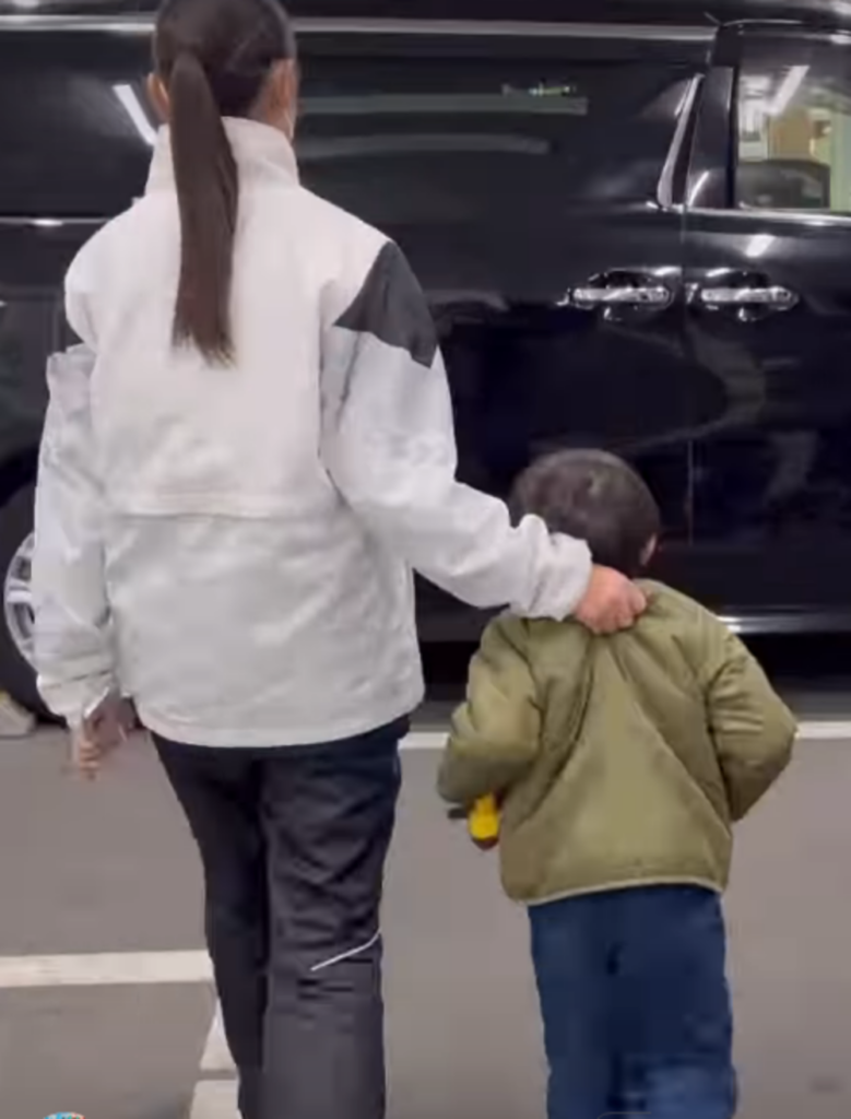 お姉ちゃんにお願い①（＠hanchan_ikujiさんより提供）