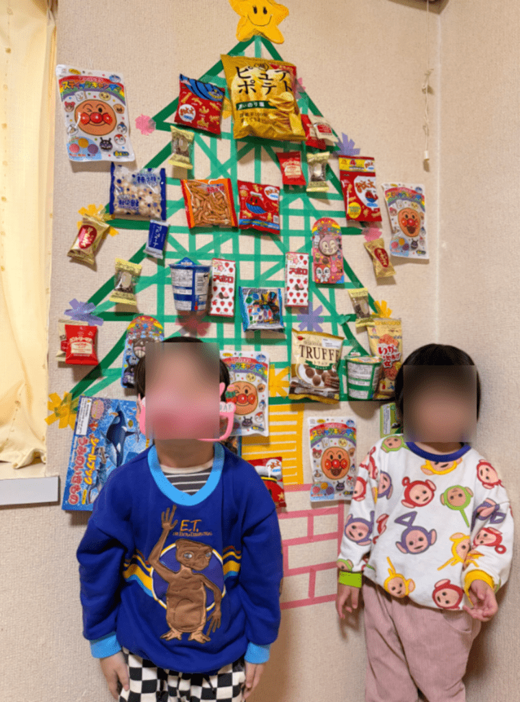 お子さんたちとツリー（＠y01106mさんより提供）