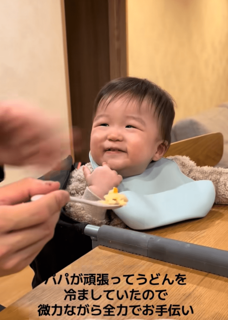 パパさんを見つめる様子（＠chiii.kobaさんより提供）