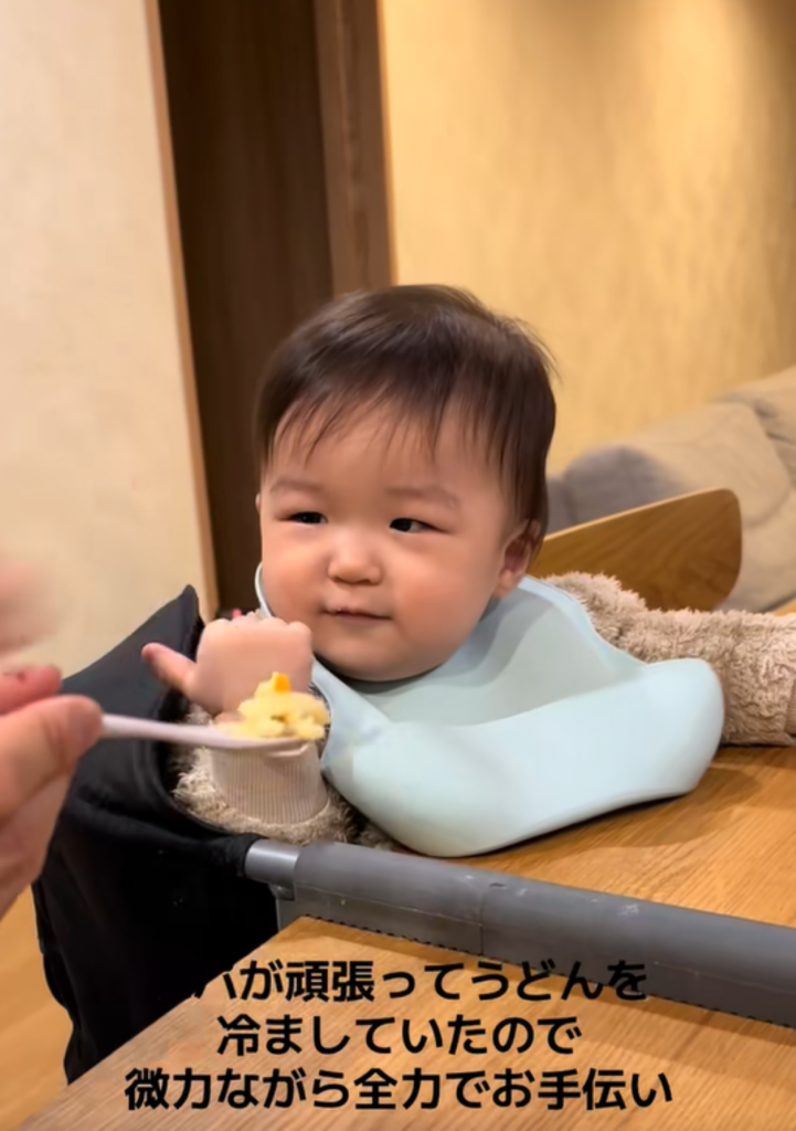 パパさんの真似をする息子さん（＠chiii.kobaさんより提供）