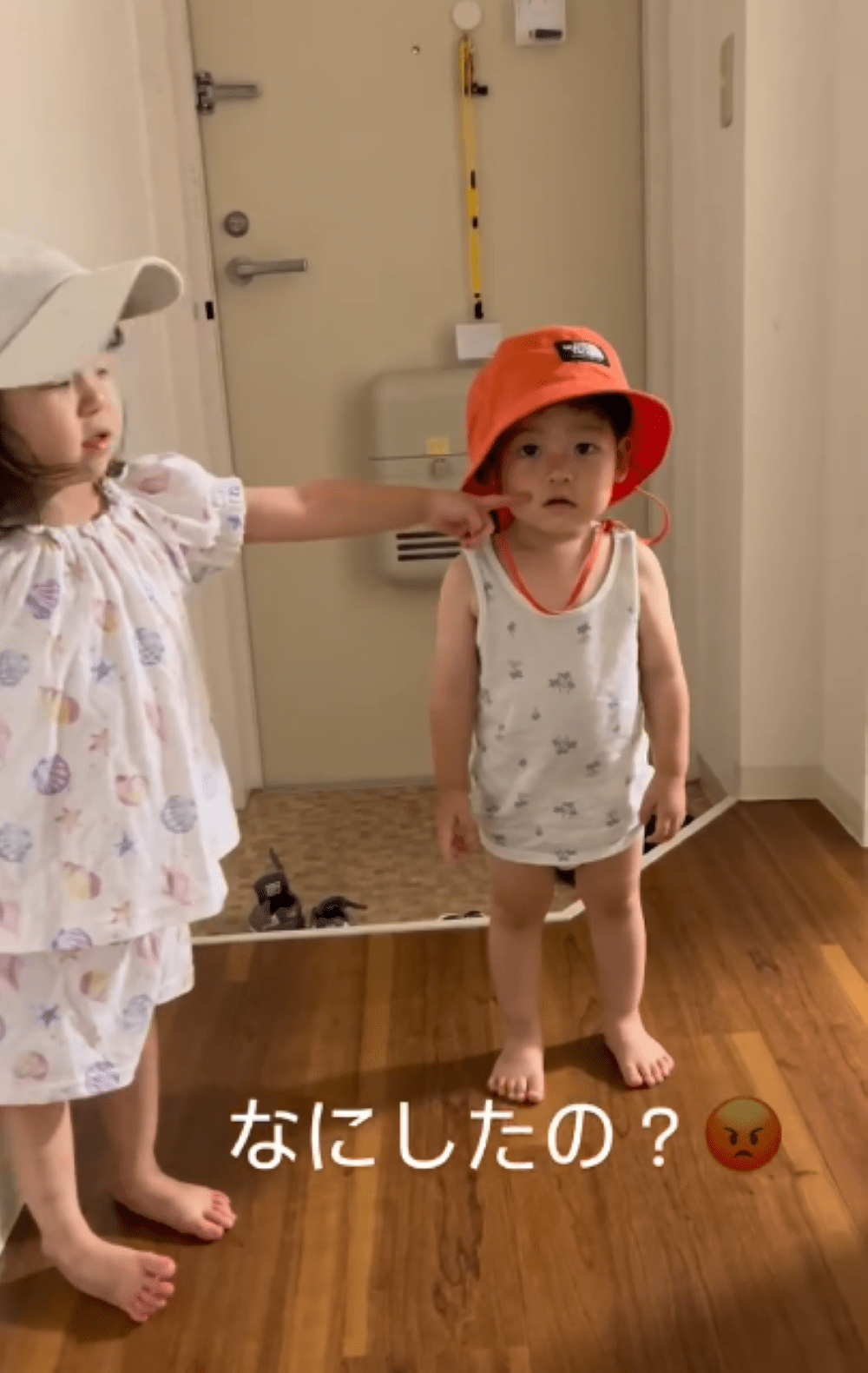 母がトイレから戻ると…呆然と立ち尽くす1歳息子に違和感。その手に持っているものに気づいた瞬間「青ざめました」「もうしないでね」