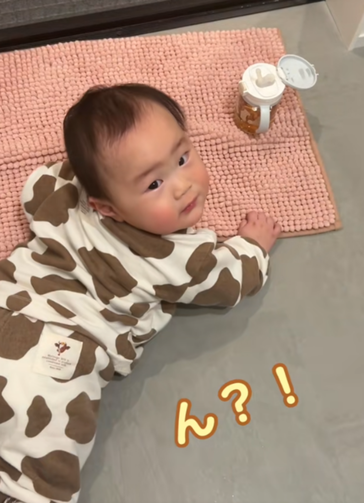 どこか期待しているような顔をしている息子さん（@meatball__kunさんより提供）