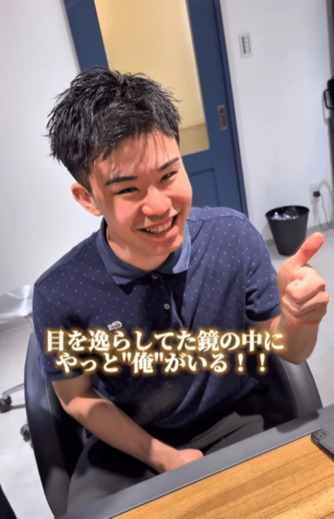 鏡を見て笑顔になる男性（＠agemi_shineyさんより提供）