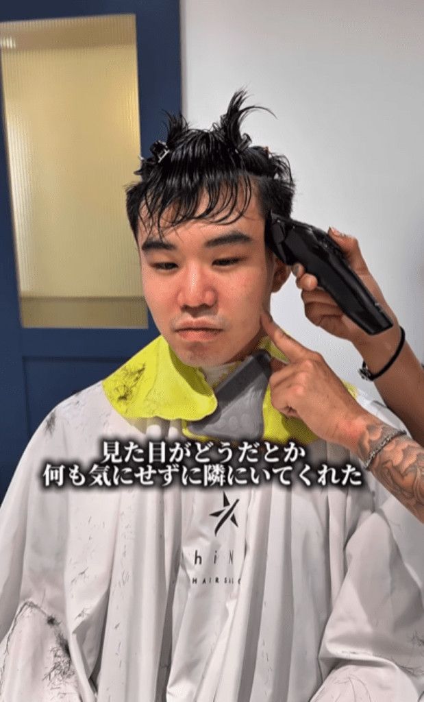 サイドを刈り上げる様子（＠agemi_shineyさんより提供）