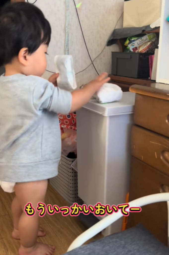 オムツを再度置き換える息子さん（＠usernrdngdxfjuさんより提供）