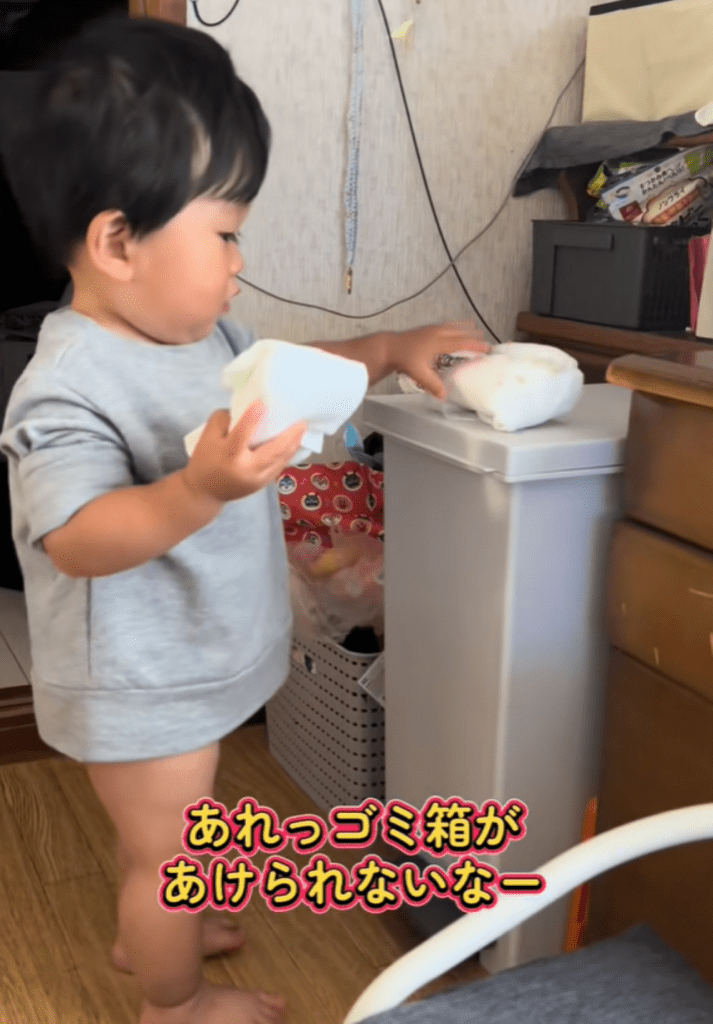 ゴミ箱のフタが開かないことに気付く息子さん（＠usernrdngdxfjuさんより提供）