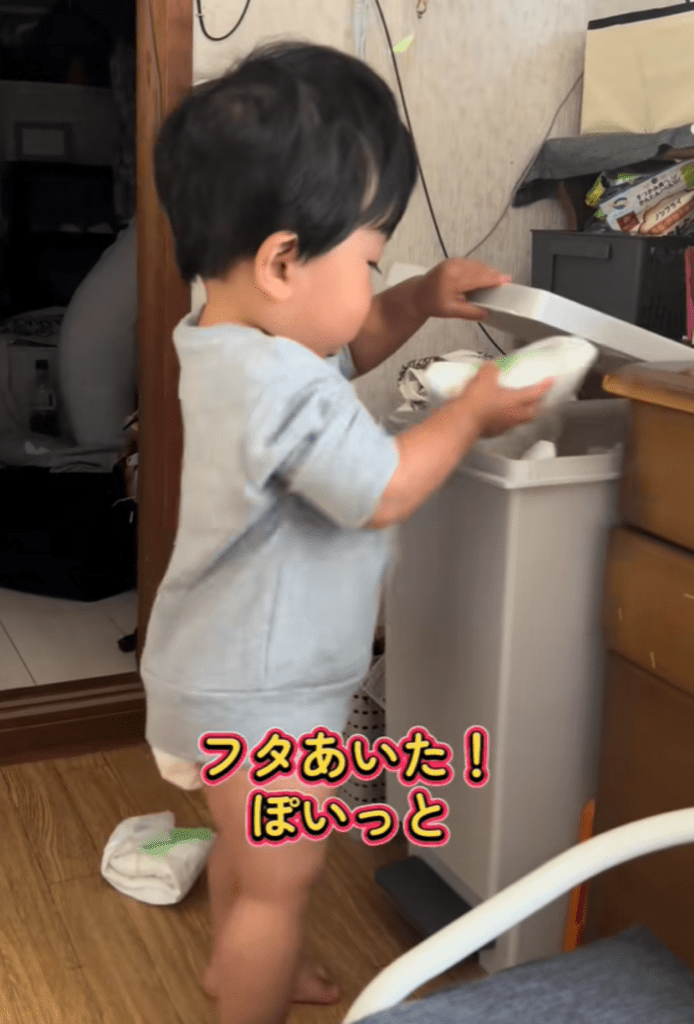 1つを床に投げてからフタを開ける息子さん（＠usernrdngdxfjuさんより提供）