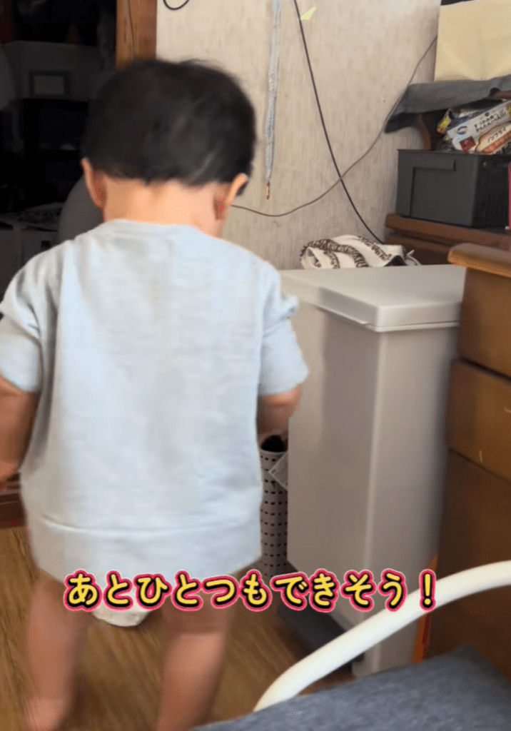 床に投げたオムツを拾う息子さん（＠usernrdngdxfjuさんより提供）