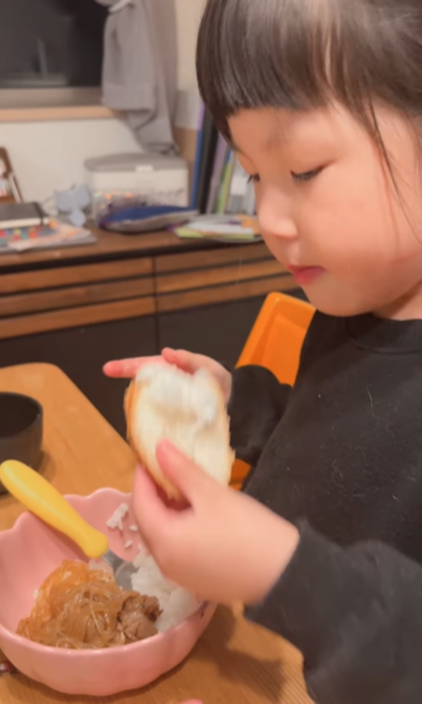 クリームチーズのように白米を乗せる（＠a__m.princessesさんより提供）