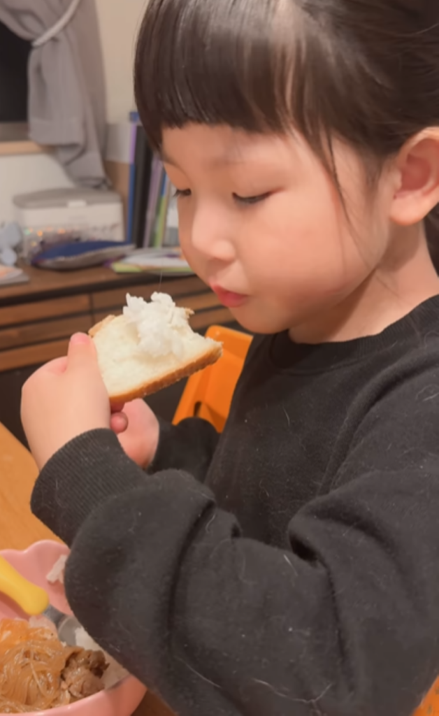 パンにご飯を乗せて食べる娘さん（＠a__m.princessesさんより提供）