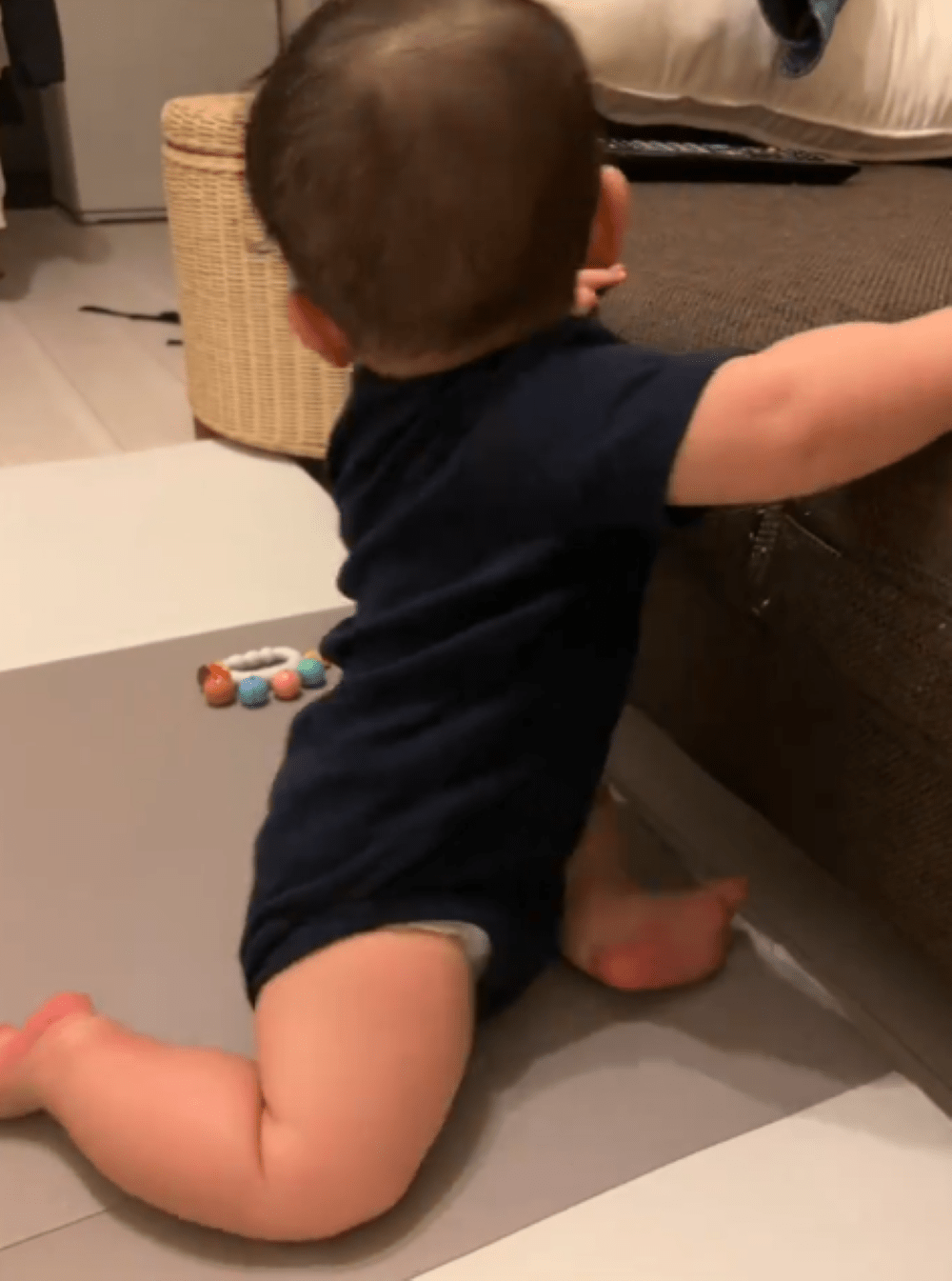 「なかなかハイハイをしない…」周りと比べて焦る母。しかし、1年後の姿に「涙がこぼれた」「感動」「思わず抱きついた」