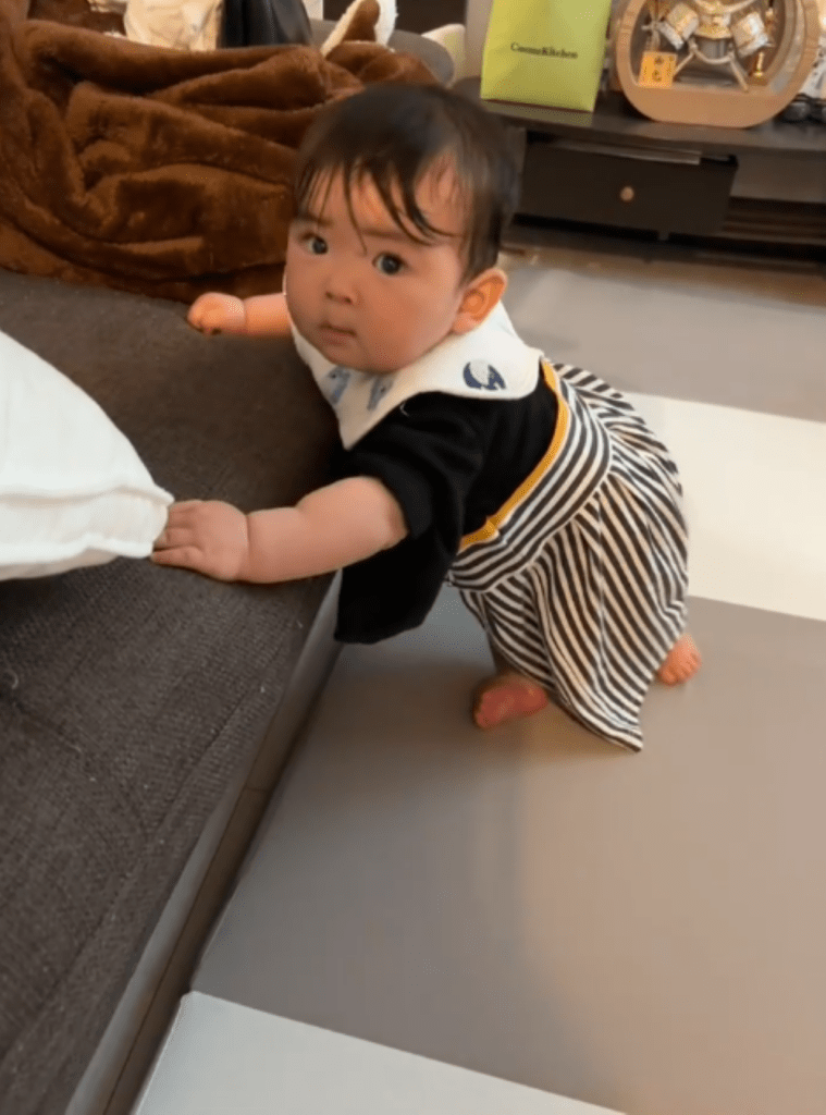 つかまり立ちの練習①（＠chokimaru2497さんより提供）