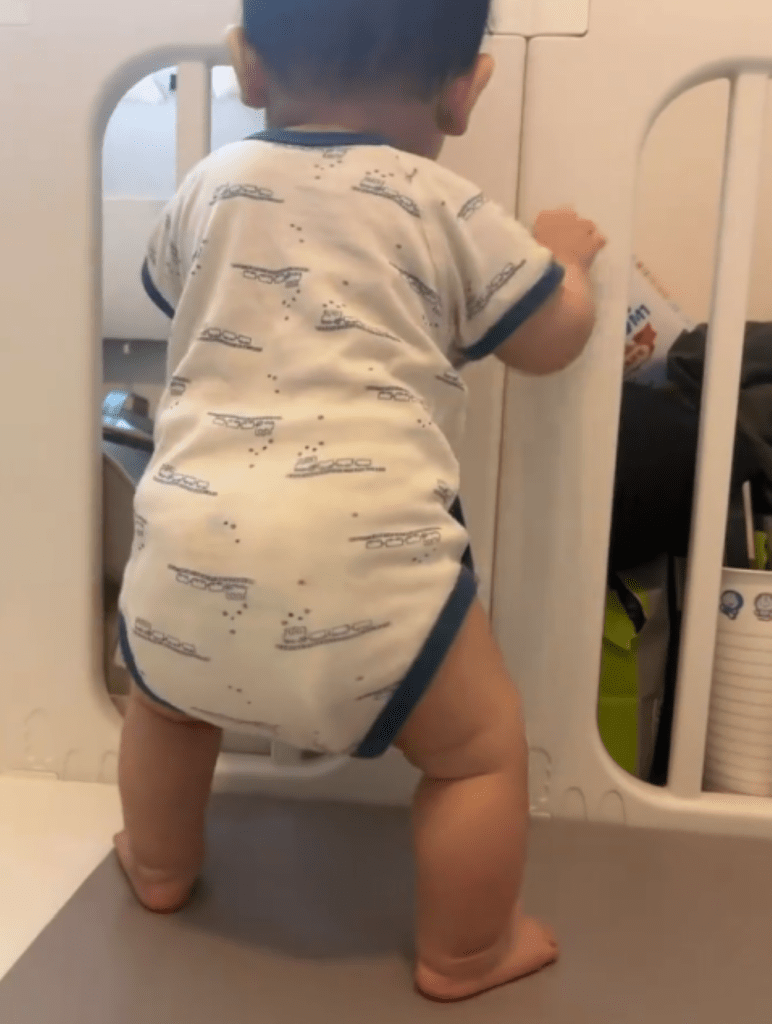 場所を変えてつかまり立ち（＠chokimaru2497さんより提供）