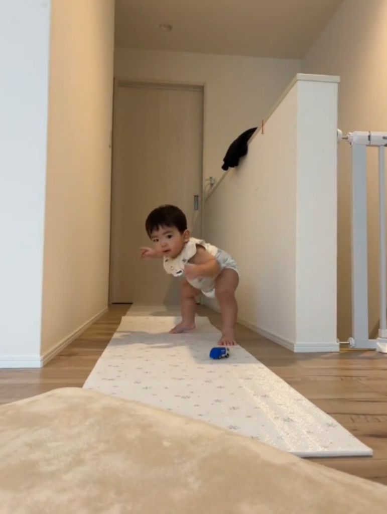 自力で立ち上がることに成功（＠chokimaru2497さんより提供）