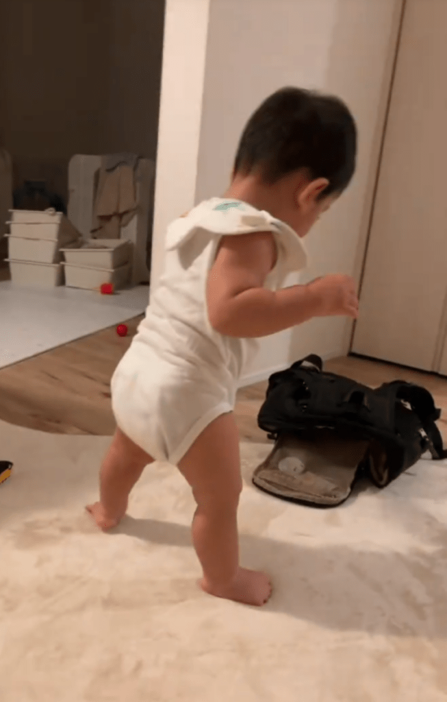 立ち上がる後ろ姿（＠chokimaru2497さんより提供）