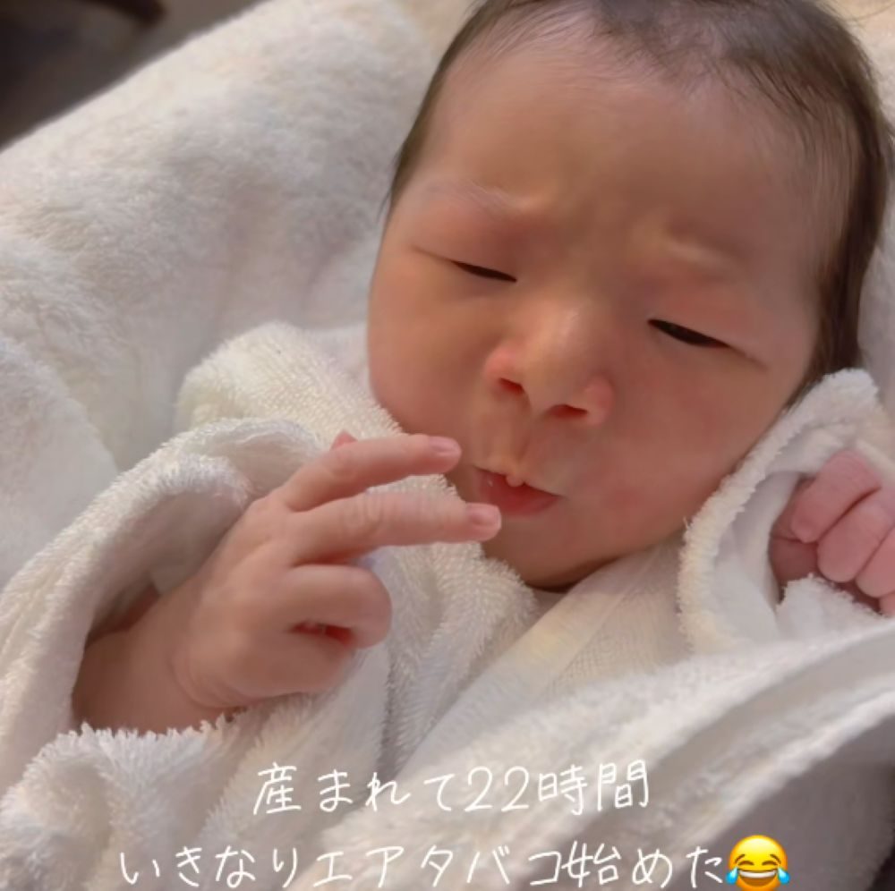 タバコを吸っているかのような仕草（＠ya_ya.lifeさんより提供）