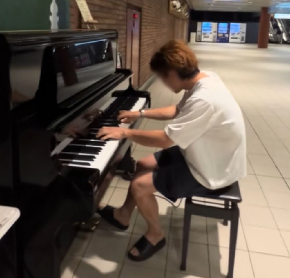 ストリートピアノを弾く彼氏さん（＠piano_kareshiさんより提供）