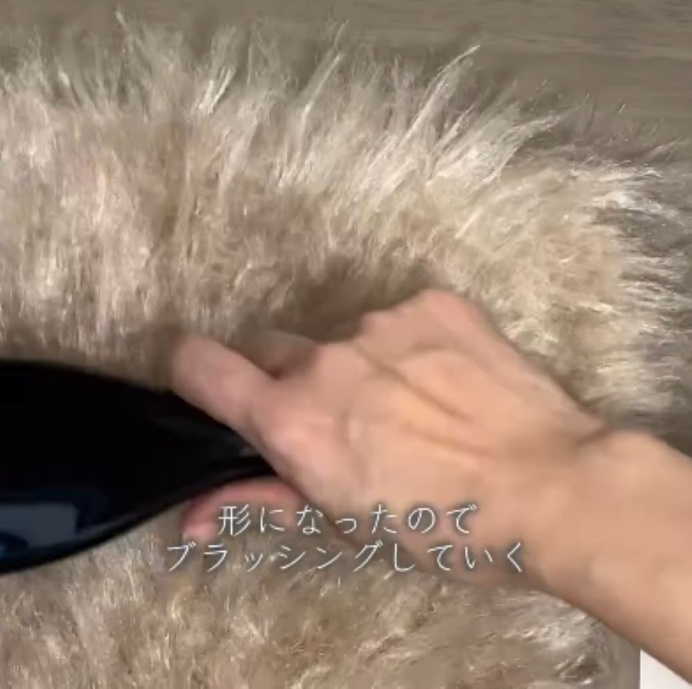ブラシで整えます（＠kiyo__crochetさんより提供）