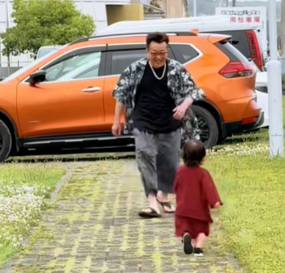 走り寄るおじいちゃん（＠arm1087691さんより提供）